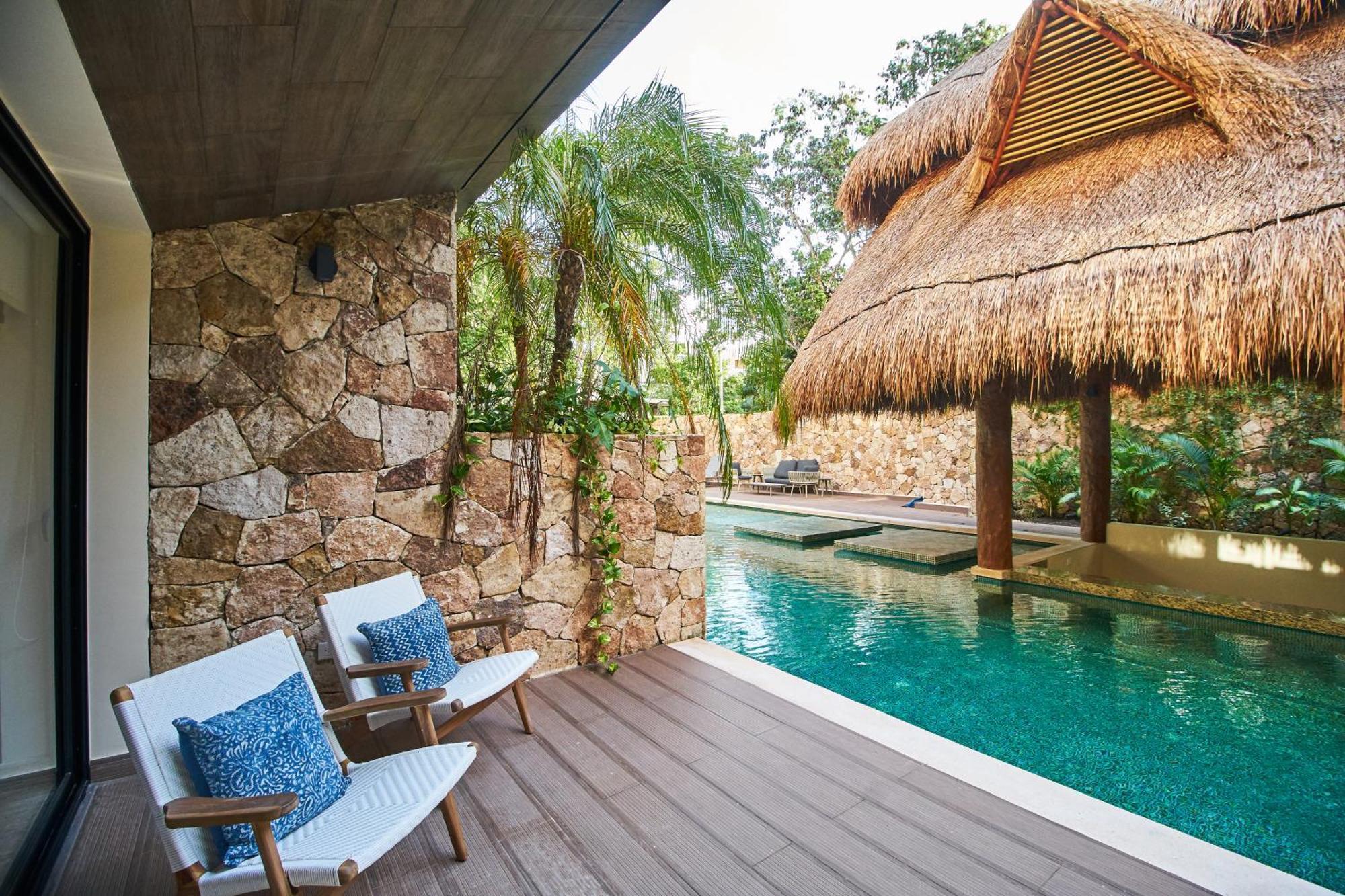 Luxury Poolside Gem With Pool, Jacuzzi & Gym Apartment